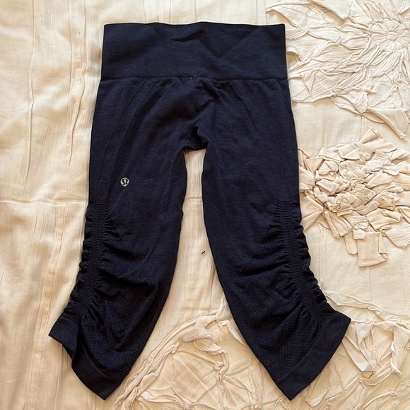 Navy Lululemon cropped leggings - Picture 2 of 2